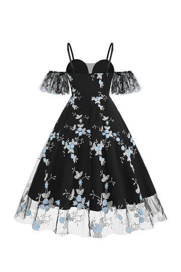Vestido azul de la década de 1950 con hombros descubiertos y bordados